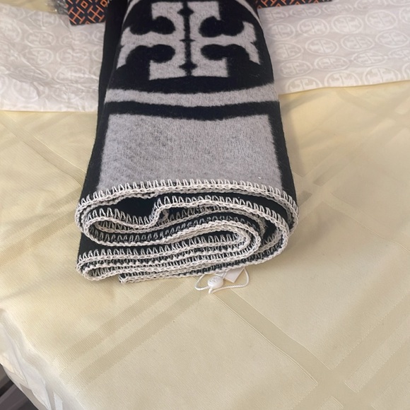 BNWT: Tory Burch scarf (black and white) 100% wool - Picture 9 of 11